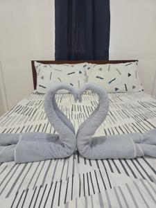 Tempat tidur dalam kamar di Island Vibes Hostel
