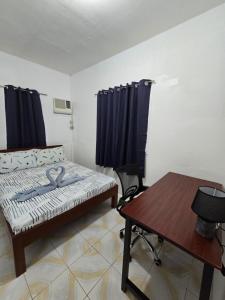 Tempat tidur dalam kamar di Island Vibes Hostel