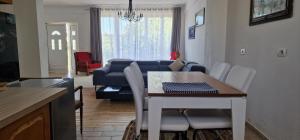 Il comprend une cuisine et un salon avec une table et des chaises. dans l'établissement Sunrise Lindita, à Pukë