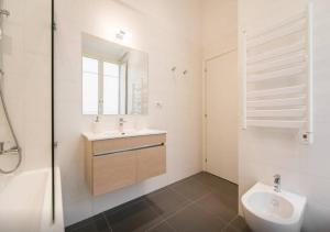 ローマにあるCasa Olivaのバスルーム(洗面台、トイレ、シャワー付)