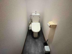 a small bathroom with a toilet in a stall at 渋谷5分のダブルベット2台の40平米東京大学徒歩5分のアパート in Tokyo