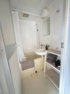 a small bathroom with a sink and a mirror at 渋谷5分のダブルベット2台の40平米東京大学徒歩5分のアパート in Tokyo