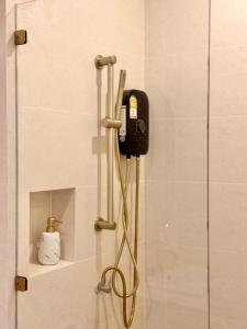 un telefono è attaccato a un muro in bagno di สุขใจแกรนด์ a Loei