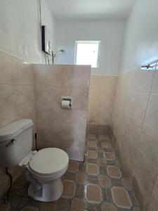 Kamar mandi di Island Vibes Hostel
