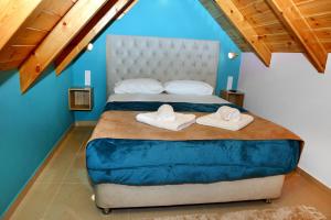 sypialnia z dużym łóżkiem z ręcznikami w obiekcie tokastro w mieście Arachova
