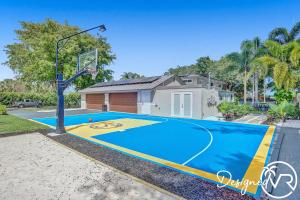 um campo de basquetebol em frente a uma casa com um cesto de basquetebol em 8BR Family Resort with Pool and Playgrounds em Pompano Beach