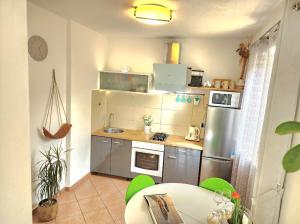 Kuchyň nebo kuchyňský kout v ubytování Apartment Lucija