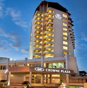 uma representação do edifício da praça da coroa à noite em Crowne Plaza Santo Domingo, an IHG Hotel em Santo Domingo