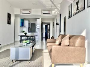 uma sala de estar com um sofá e uma mesa em Beacon Executive Suites - KomtarView Executive Suite em George Town