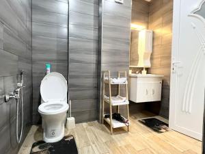 a bathroom with a toilet and a sink at Superbe appartement au cœur de Jijel in Jijel +9 photos
