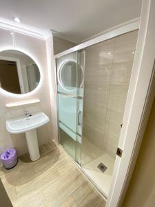 Koupelna v ubytování Apartamentos Carmela + 33 fotografií