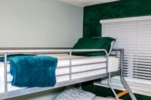 Katil dua tingkat atau katil-katil dua tingkat dalam bilik di Entire home in Bletchely Milton Keynes