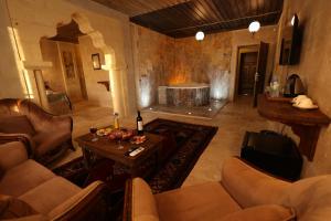 uma sala de estar com um sofá e uma mesa em Cappadocia View Suit em Goreme