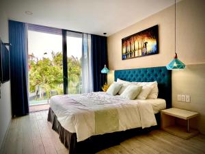1 dormitorio con cama grande y ventana grande en Villa Oceanami - phước hải - bà rịa - vũng tàu, en Long Hai