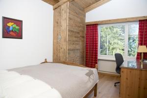 Ένα ή περισσότερα κρεβάτια σε δωμάτιο στο Zentrale Wohnung für 4 Seegarten Lenzerheide