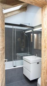 Ένα μπάνιο στο Zentrale Wohnung für 4 Seegarten Lenzerheide