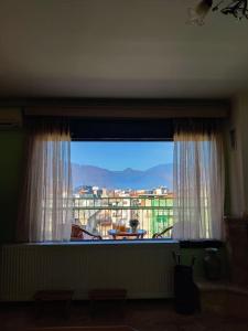 - une fenêtre dans une chambre avec vue sur la ville dans l'établissement Ives Studio Aridaia, à Aridaía