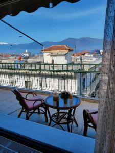 d'une terrasse avec une table et des chaises sur un balcon. dans l'établissement Ives Studio Aridaia, à Aridaía