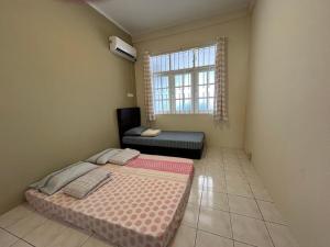 Cette petite chambre comprend un lit et une fenêtre. dans l'établissement BS Home in Miri City - 3R2B House, à Miri