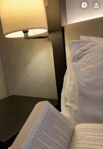 um livro aberto sentado numa mesa ao lado de uma cama em Book airport em Arnavutköy