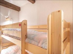 1 dormitorio con 2 literas en Trés jolie duplex à Ancelle, en Ancelle