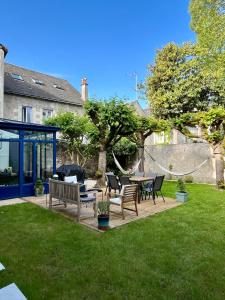 eine Terrasse mit Stühlen und einem Tisch im Hof in der Unterkunft Maison POL Amboise in Amboise