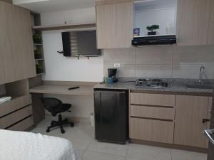 a small kitchen with a sink and a desk at Apto en Zona Turística de Popayán in Popayan