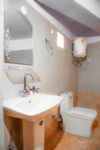 Goroomgo शिमला Nature Ville - A Luxury Collection في شيملا: حمام مع حوض ومرحاض
