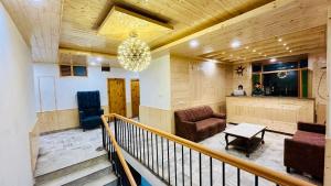 Posezení v ubytování Ocean Inn & Meadows Inn ! Couple Friendly ! Family Hotel ! Walking Distance From Mall Road