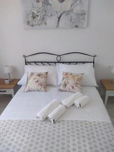 een wit bed met 2 kussens erop bij VILLA ANITA in Sveti Filip i Jakov