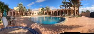 a swimming pool in the middle of a courtyard at Kasbat Aferdou in Er Rachidia