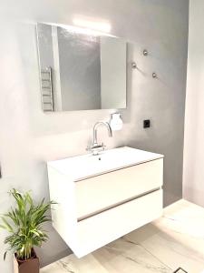 y baño con lavabo blanco y espejo. en Crystal Clear - 2 separate bedrooms and PARKING en Komotini