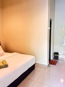 1 dormitorio con 2 camas y 2 zapatos en la cama en Bentong Retreat Holiday, en Kampung Lembah Bilut