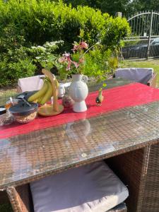 Une table avec une bande de plantes et de bananes sur elle dans l'établissement South Lodge House, à Dormans Land