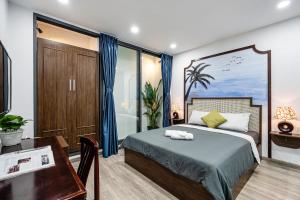een slaapkamer met een bed, een tafel en een bureau bij Jan Hostel Central Point in Ho Chi Minh-stad