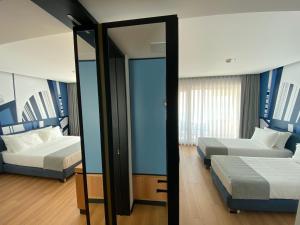 Un pat sau paturi într-o cameră la Amara Hotel & SPA