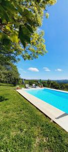 Bazén v ubytování La croix des Landes gîte ou chambre d'hôte avec piscine à Chouvigny nebo v jeho okolí