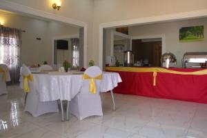 庫馬西的住宿－Gold Plus Hotel Ghana，一张桌子,上面有红色和黄色的桌布