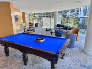 Uma área de estar em Oracle 28th floor Tower 2 Ocean views! - GC Getaways