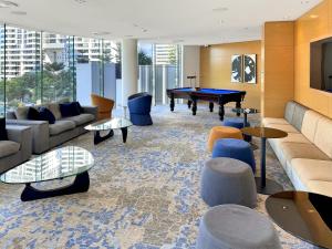 Uma área de estar em Oracle 28th floor Tower 2 Ocean views! - GC Getaways