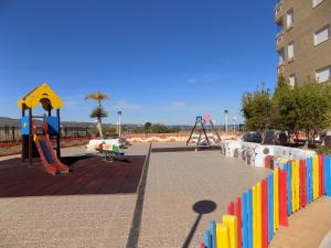 La EstaciónにあるEdificio Playa Ribera MED001の遊び場(滑り台、ブランコ)
