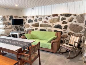 普马拉Lappalaisen lomamökit Majoitushuoneisto的客厅里有一张沙发和一台电视