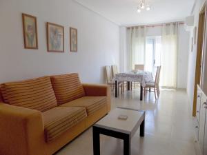 La EstaciónにあるEdificio Playa Ribera MED001のソファとテーブルのあるリビングルーム