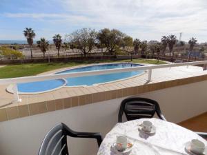 La EstaciónにあるEdificio Playa Ribera MED001のバルコニー(テーブル、椅子、スイミングプール付)