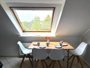 a dining room with a table and a window at Aminas Ferienwohnung Bad Gandersheim 30/2 in Bad Gandersheim +15 photos