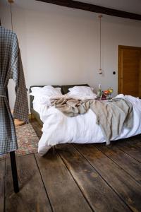 Naucelle的住宿－Ferme de Paulétou，一间卧室配有一张床铺,床上有毯子