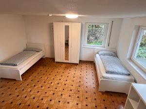 1 dormitorio con 2 camas y 2 ventanas en Monteurunterkunft für 8 Personen nähe Ulm en Schelklingen