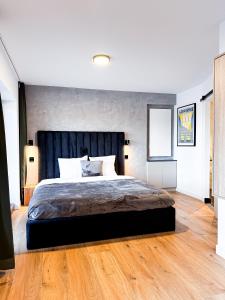 ein Schlafzimmer mit einem großen Bett in einem Zimmer in der Unterkunft Mr.Bernard Vakantie Appartementen in De Panne
