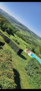 Ett flygfoto av La croix des Landes gîte ou chambre d'hôte avec piscine à Chouvigny