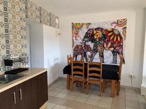 Apartment Isabel في Sorbas: مطبخ مع طاولة وكراسي في مطبخ